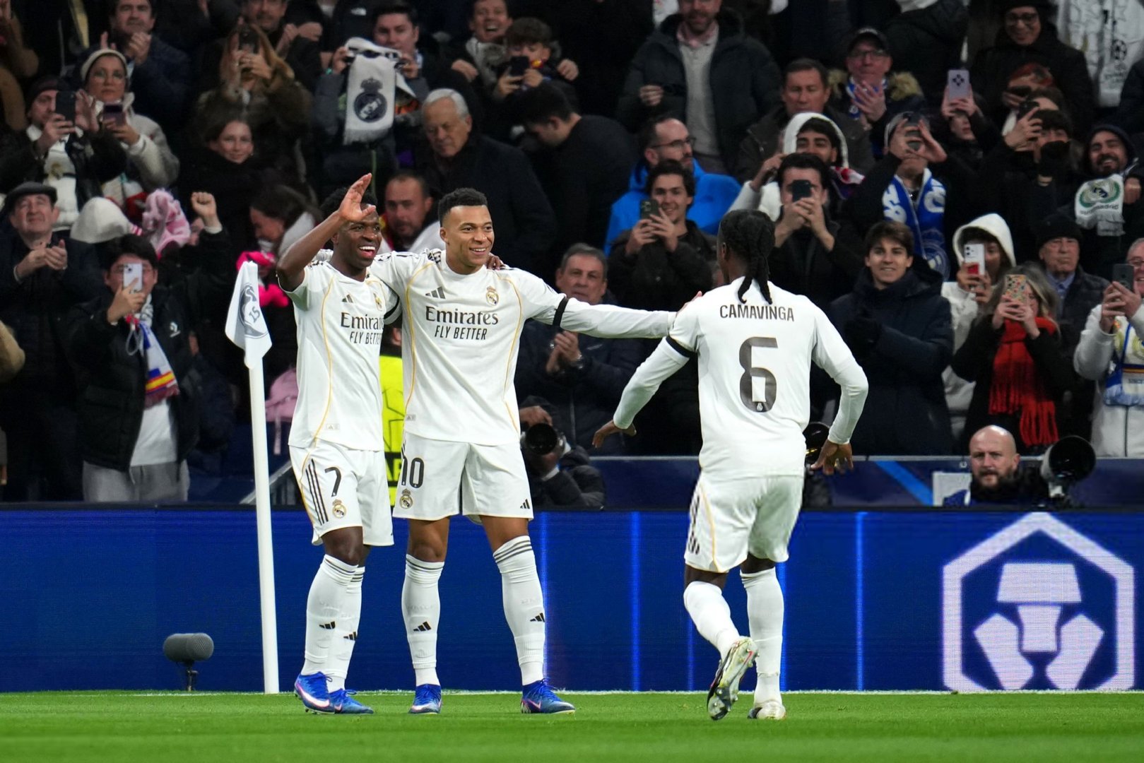 【半场】皇家马德里2-0摩纳哥威尼修斯&巴尔韦德分别助攻，姆巴佩梅开二度！欧冠联