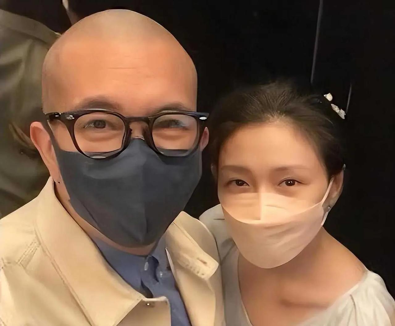 墓地祭拜，情深意长

近日，有粉丝怀着沉痛的心情前往墓地祭拜大S。现场，具俊晔礼