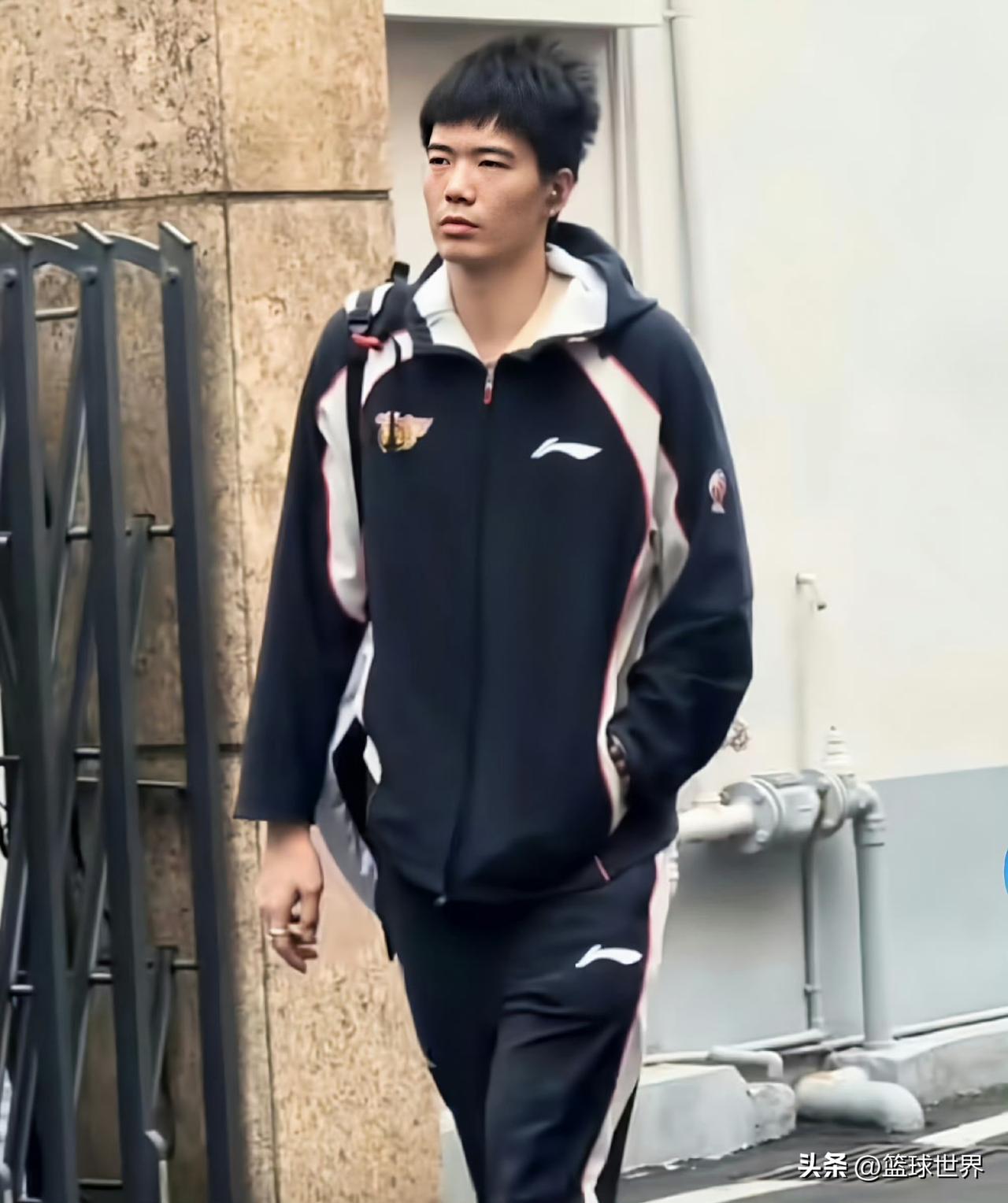 广东球员焦泊乔在上一场被DNP后，本场比赛也不会出战，据悉他已经向管理层提出暂时