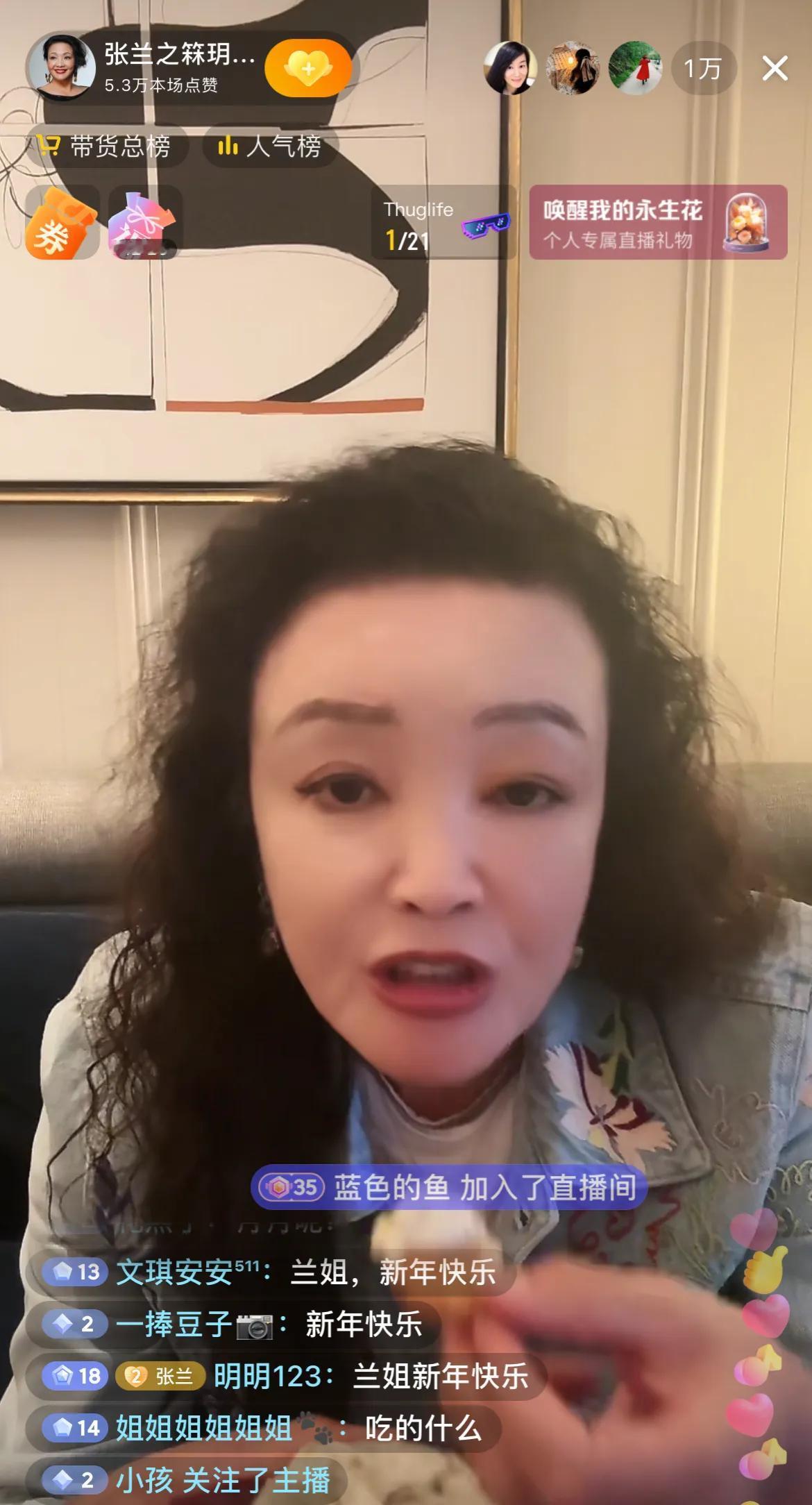兰姐大年三十吃鸡块，只因孙子不愿意去外面吃大餐，在酒店陪孙子，兰姐说准备在新加坡