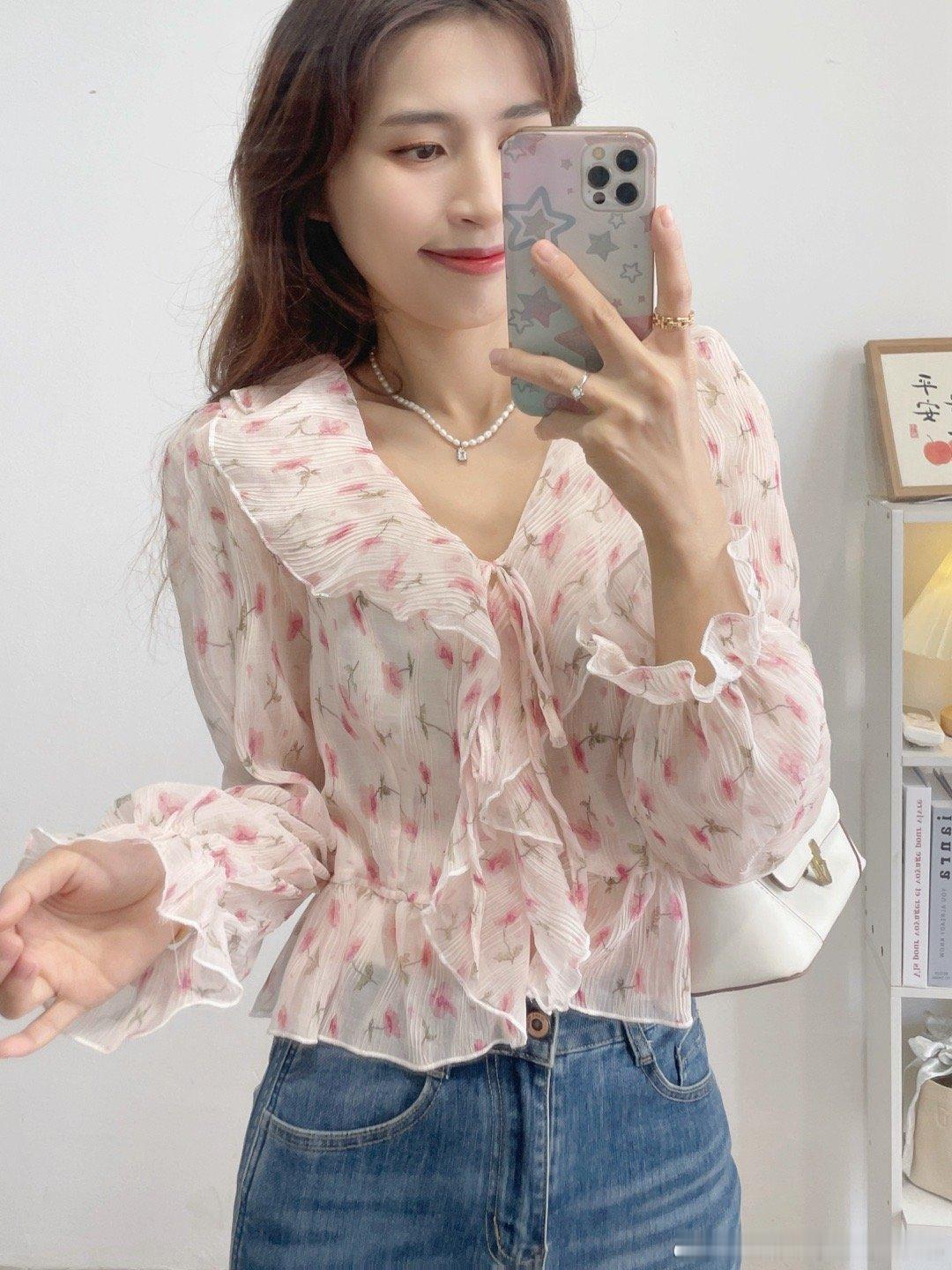 4/7早10：00粉粉嫩嫩的碎花上衣，雪纺面料，很轻飘，夏天也可以穿的面料哦！ 