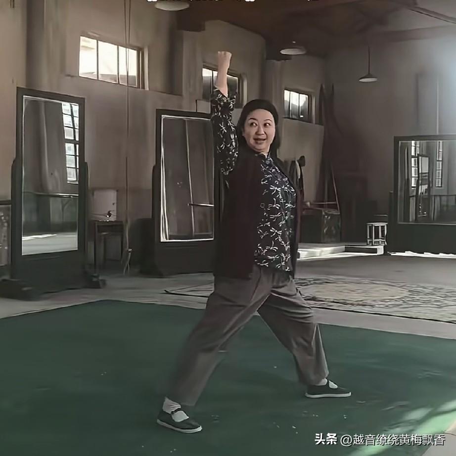 任小蕾在热播剧《主角》中扮演胖嫂，别看她体型丰满，她可能是为了剧情增肥了，因为戏