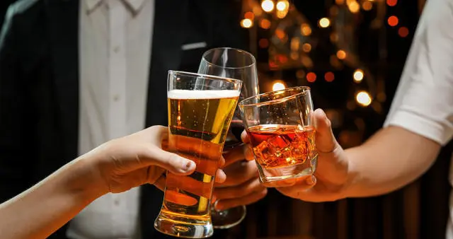 KTV女员工饮酒后在包房死亡，家属起诉6名共饮人未履行合理照顾义务索赔35万！判了