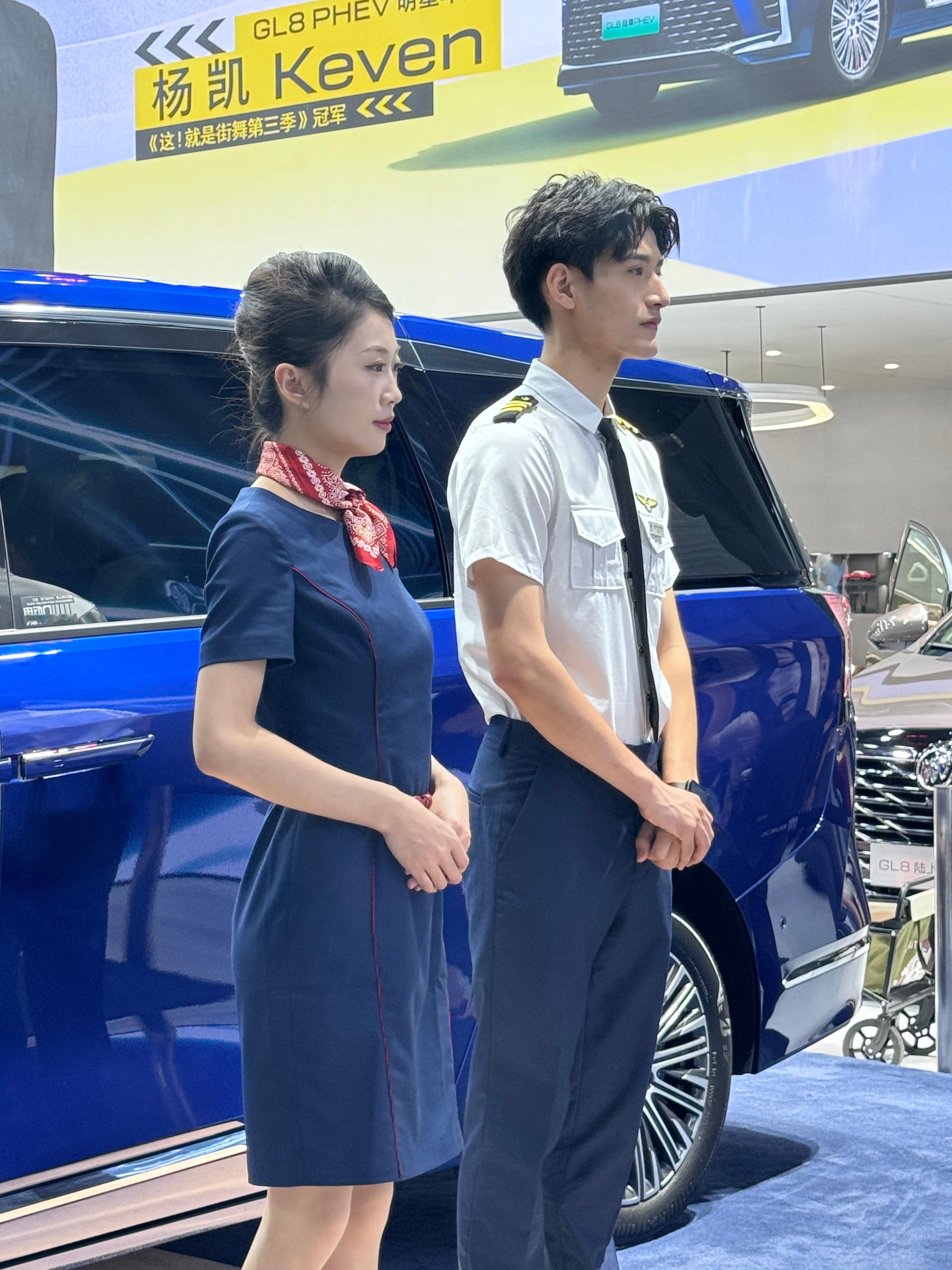 今年成都车展唯一一张工作照是和别克展台的“空少”合影[笑cry] ​​​
