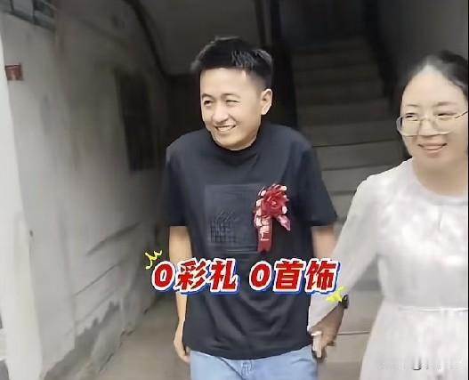 近日，江苏泗洪县金锁镇一对新人的婚礼火了，新郎新娘没有化妆，没有婚车，没有婚庆，