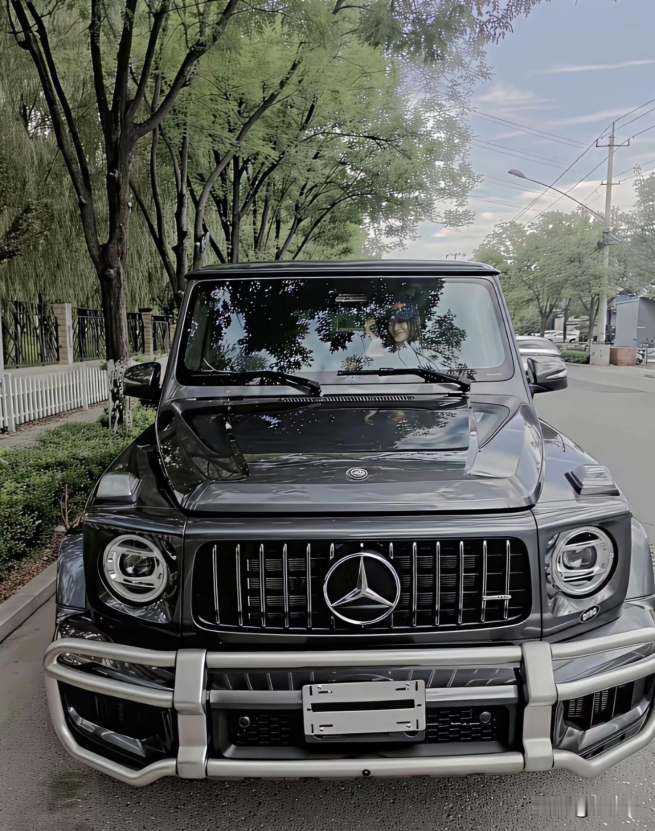 买完新房子又买了几百万的新车
李小冉不需要别人送礼物，全款三百万奔驰哥大G只接拿
