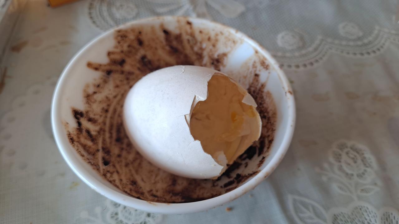 碗蛋？长听人说碗蛋，是不是这样的样子呀？蛋被掏空，不起作用。是不是叫完蛋玩意？