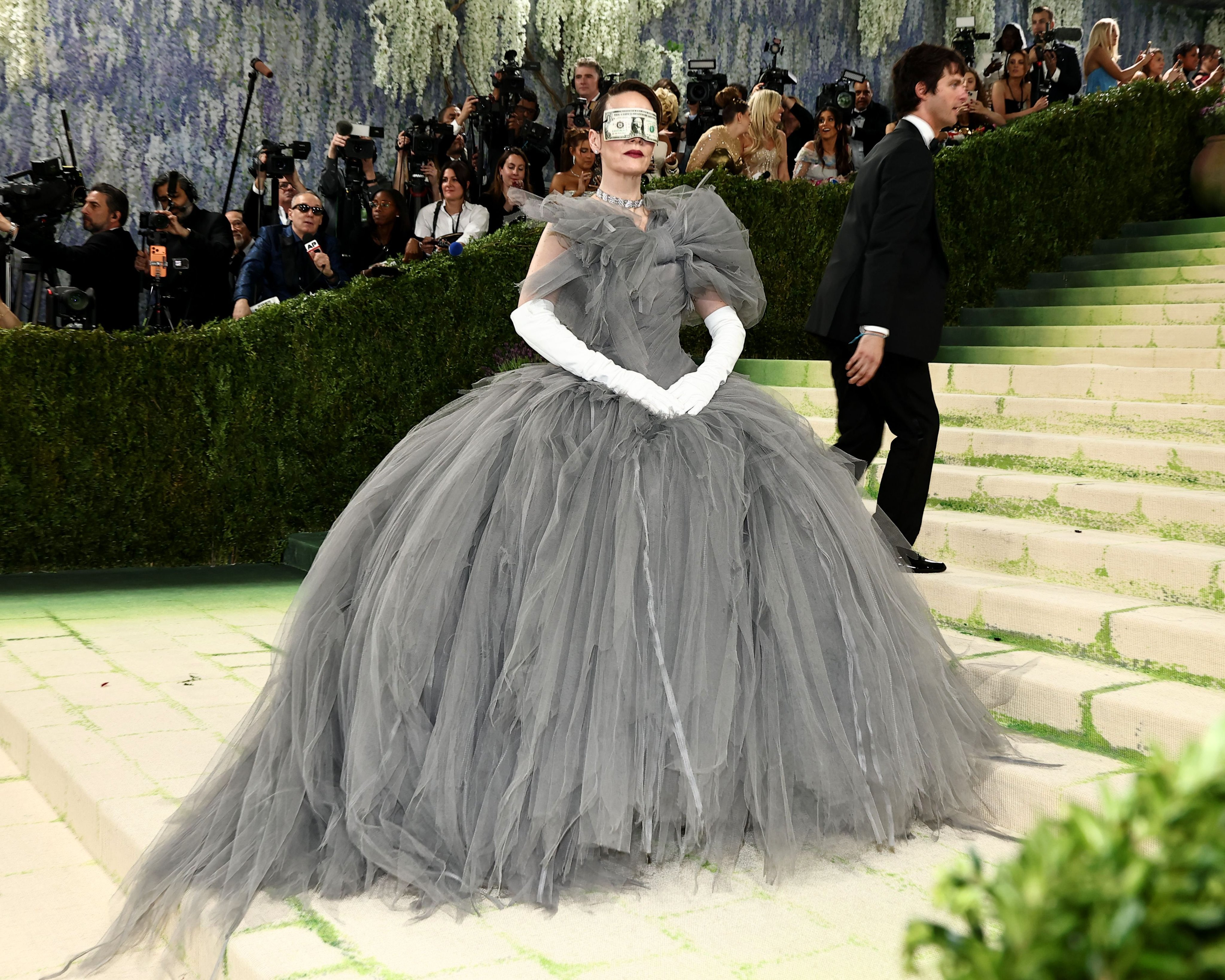 莎拉·保罗森与瑞秋·齐格勒，我蒙着眼。MetGala 2026 