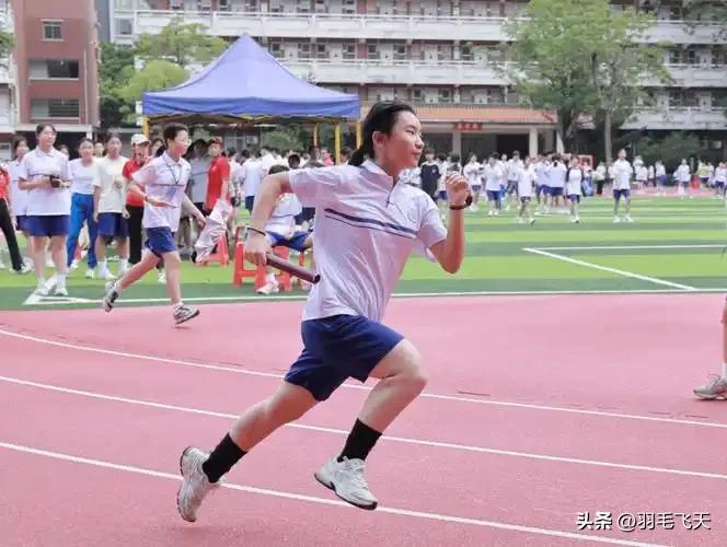 袁艺馨国家队向你招手
长沙县一中袁艺馨在湖南省长沙市中学生运动会以54秒43夺得