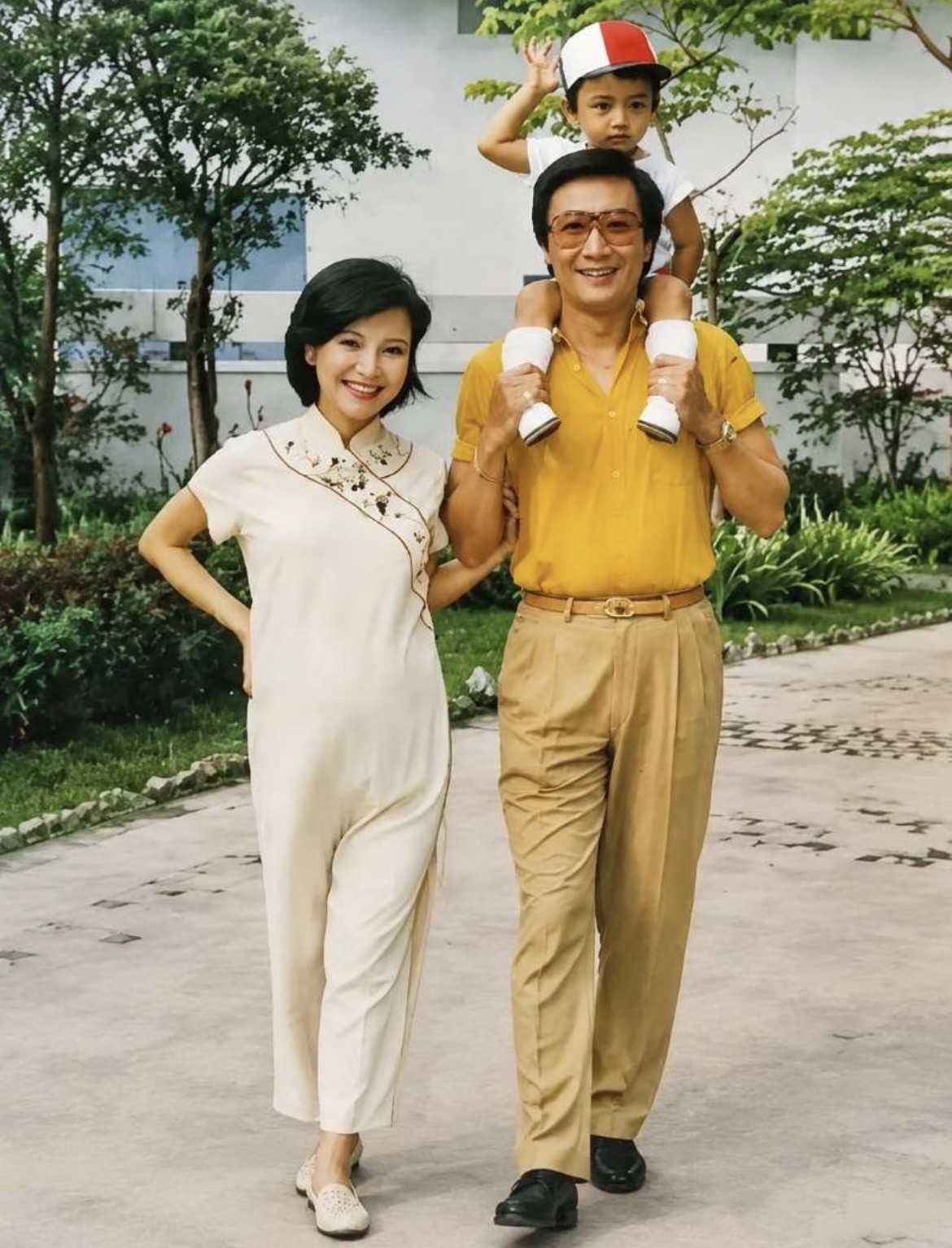 1982年谢贤背着谢霆锋
一个46岁一个2岁
岁月不饶人啊