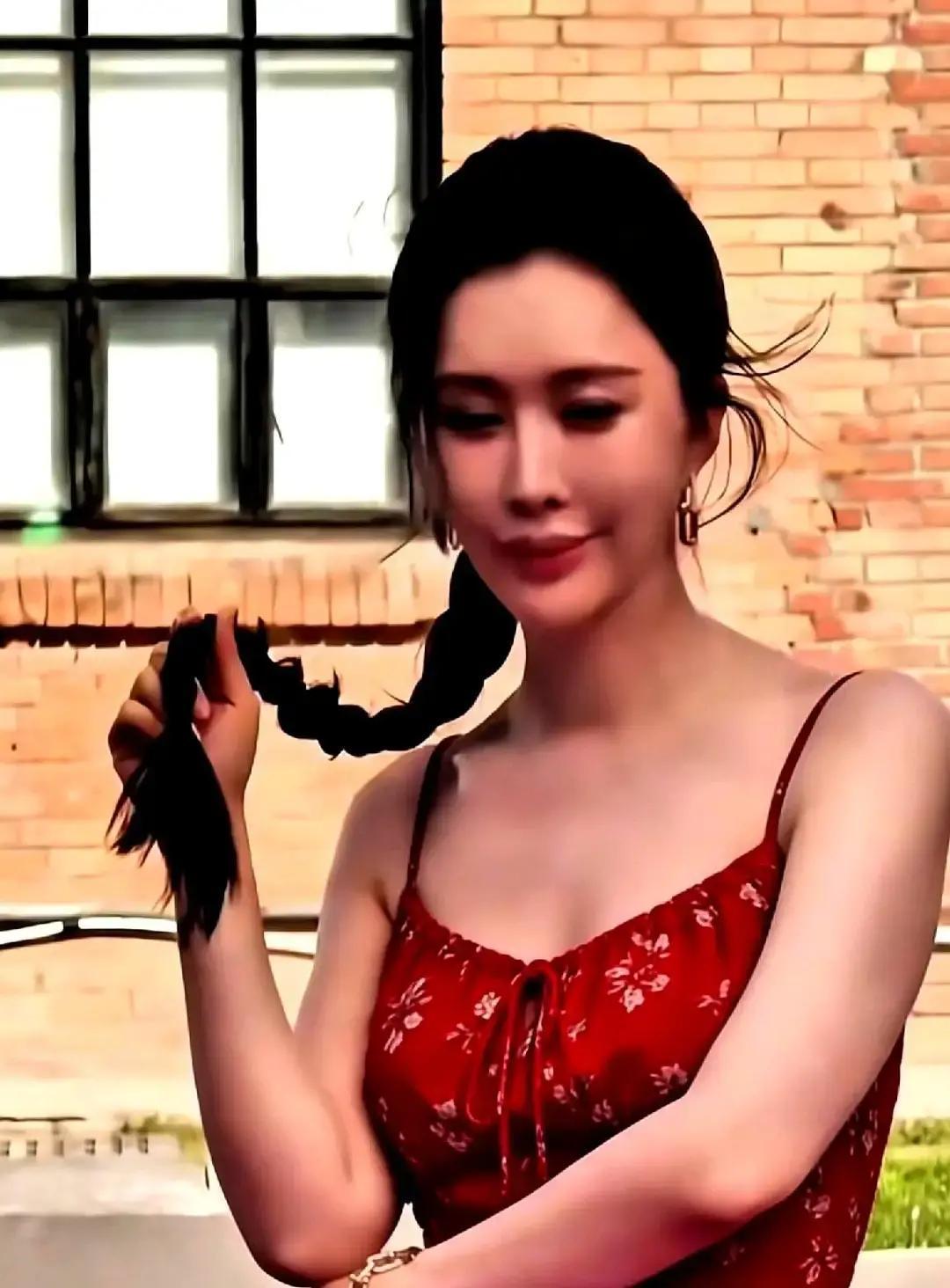 田朴珺搭上王石，冯仑赚走最大人情
 
冯仑攒饭局，顺手把田朴珺推到王石身边。一顿