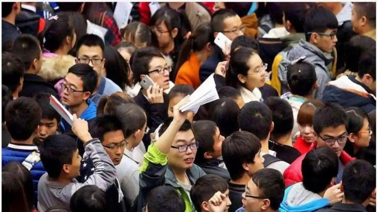 别再以为大学学历很稀罕了。最新的权威人口数据显示：中国每5个人里，就有1个拥有大