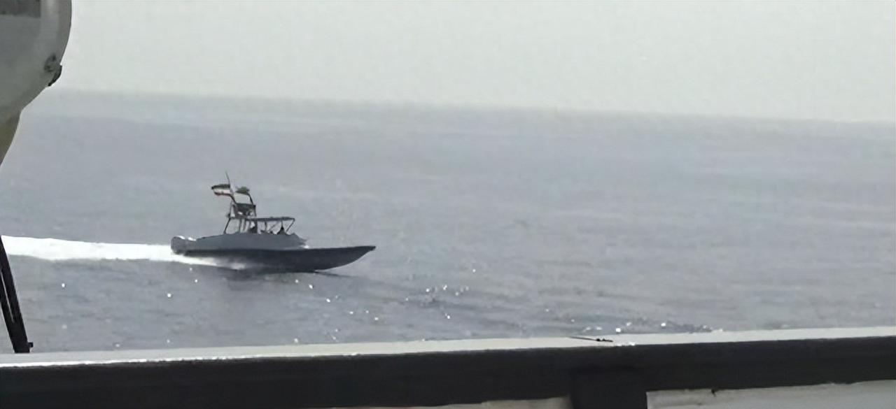 胆大包天！伊朗33艘快艇闪电突袭霍尔木兹海峡，美军全程失灵被动挨打

4月22号