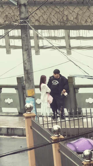 一名身材瘦小的年轻女孩正在和一个胖胖的男孩说话聊天。
男孩听的很认真，女孩也说的