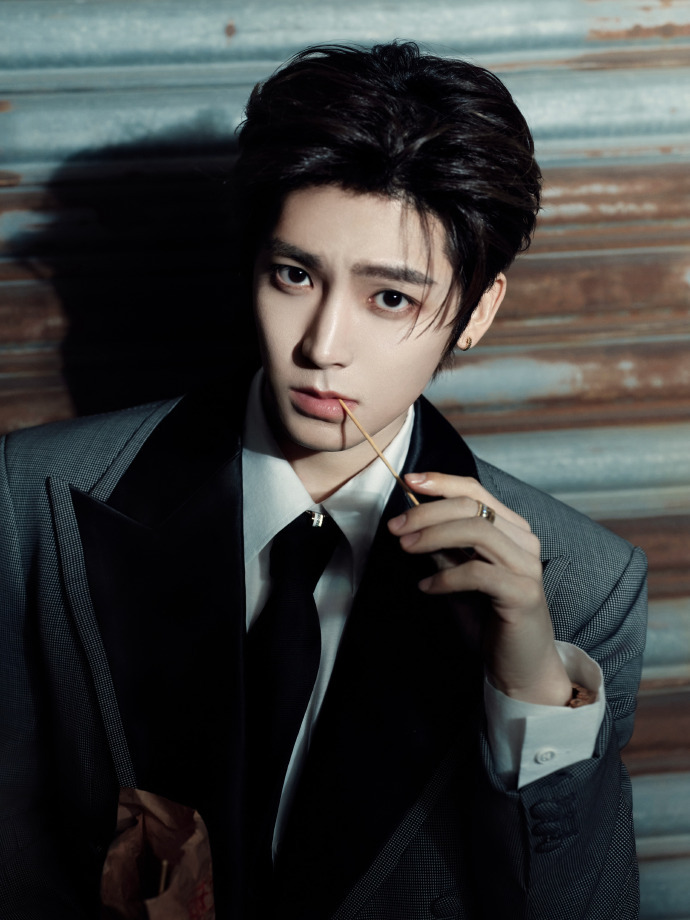 侯明昊年上高智感侯明昊自由的节奏侯明昊年上高智感，侯明昊自由的节奏，是灰色西装搭