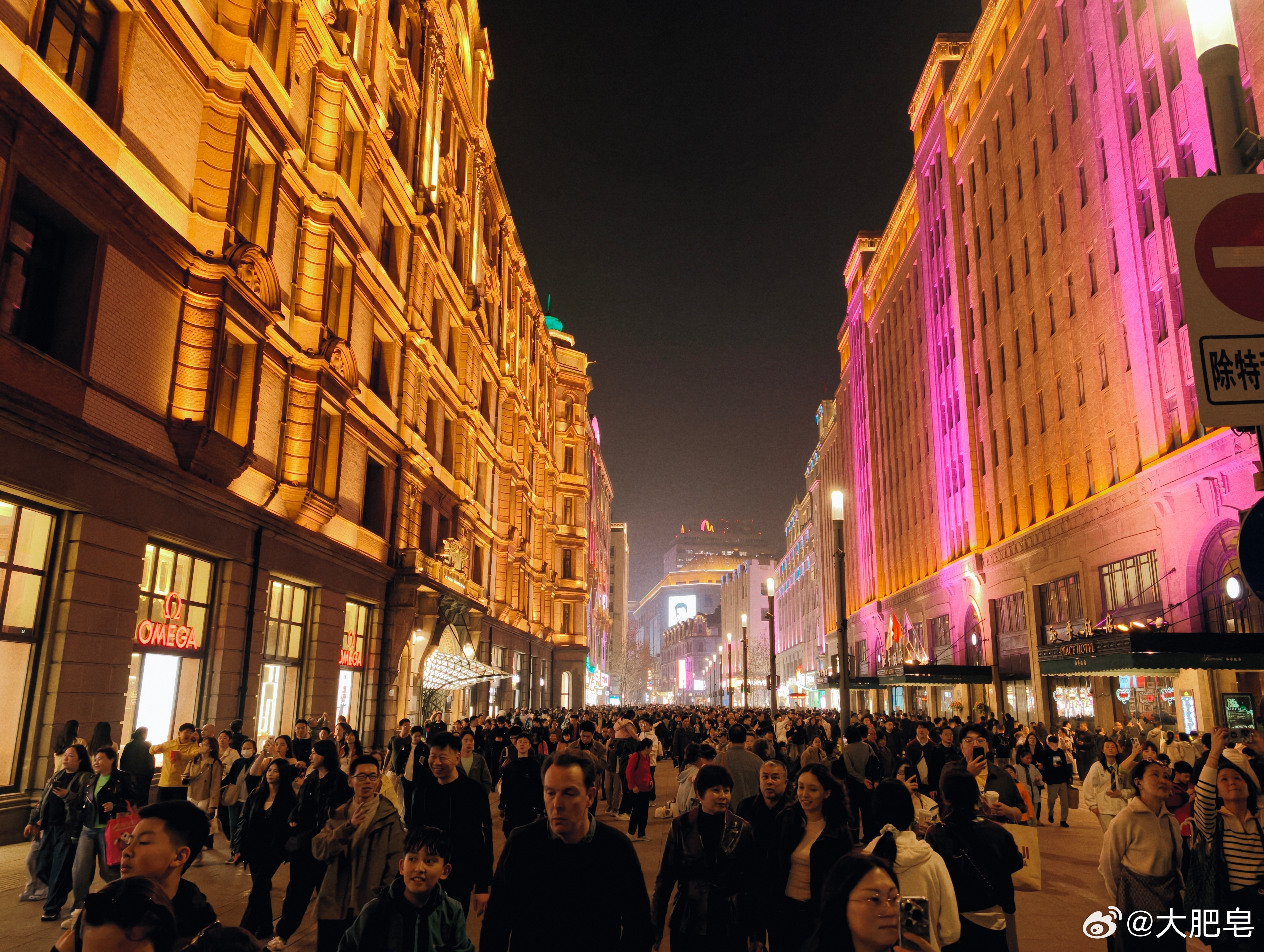 这也不是周末呀，南京东路，外滩怎么这么多人。都是来旅游的嘛～如果来旅游的话。那一