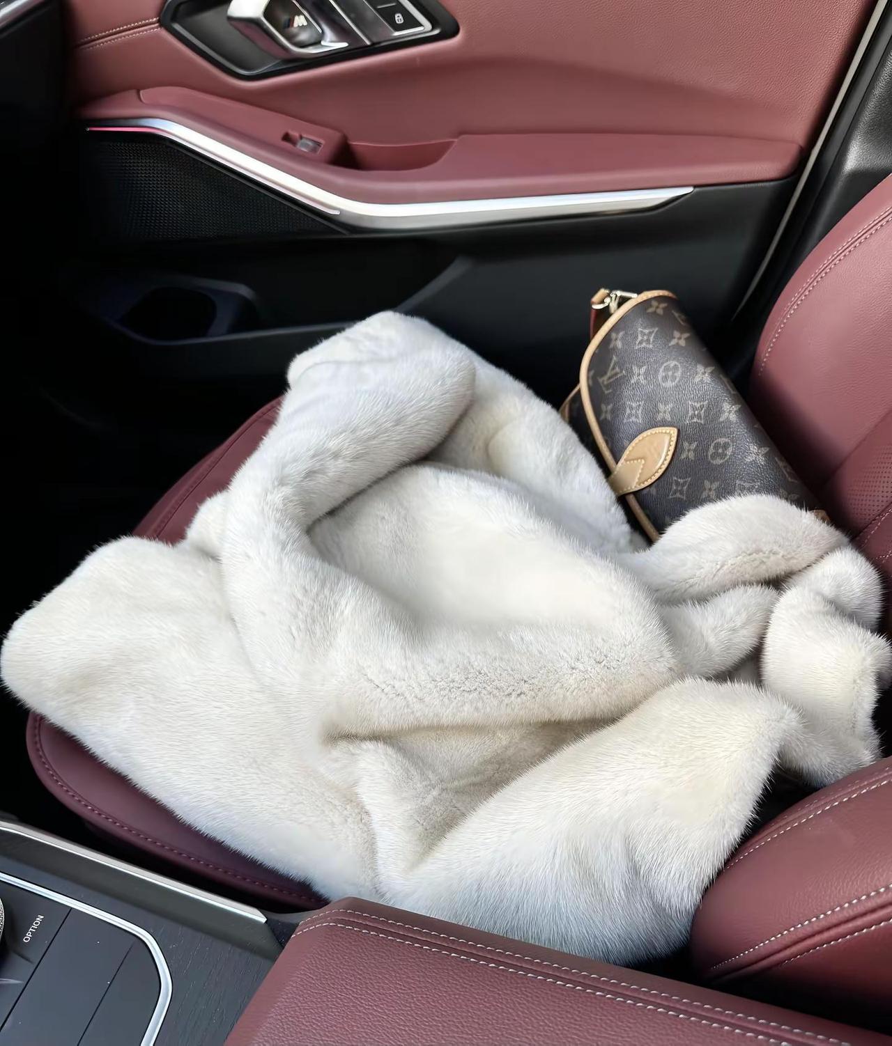 成熟女人的三大标配。穿貂、带金镯子、听凤凰传奇😂毛茸茸 奢香夫人