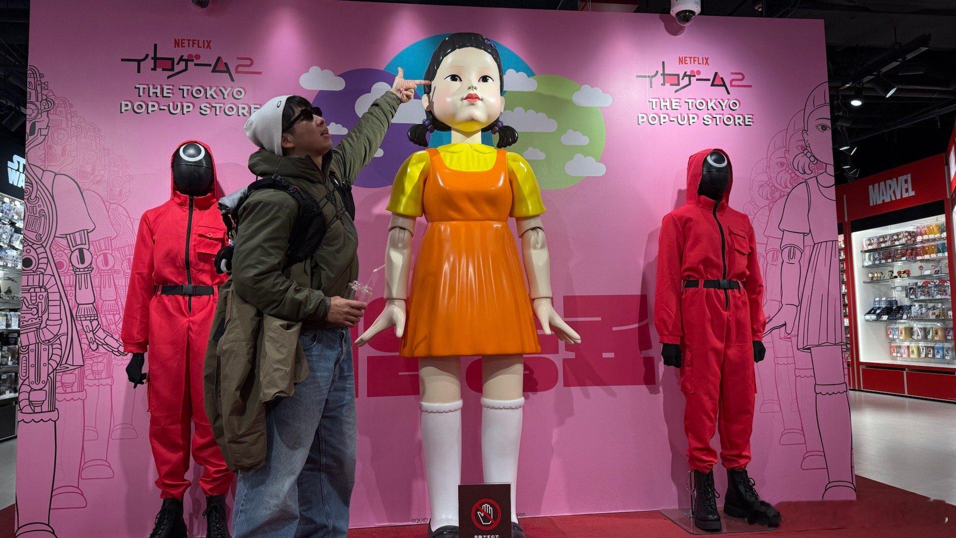 你们的嫂子在东京做了三天摄像师，吃饱喝足，撤了，把我一个人留在这儿，滑雪10天，