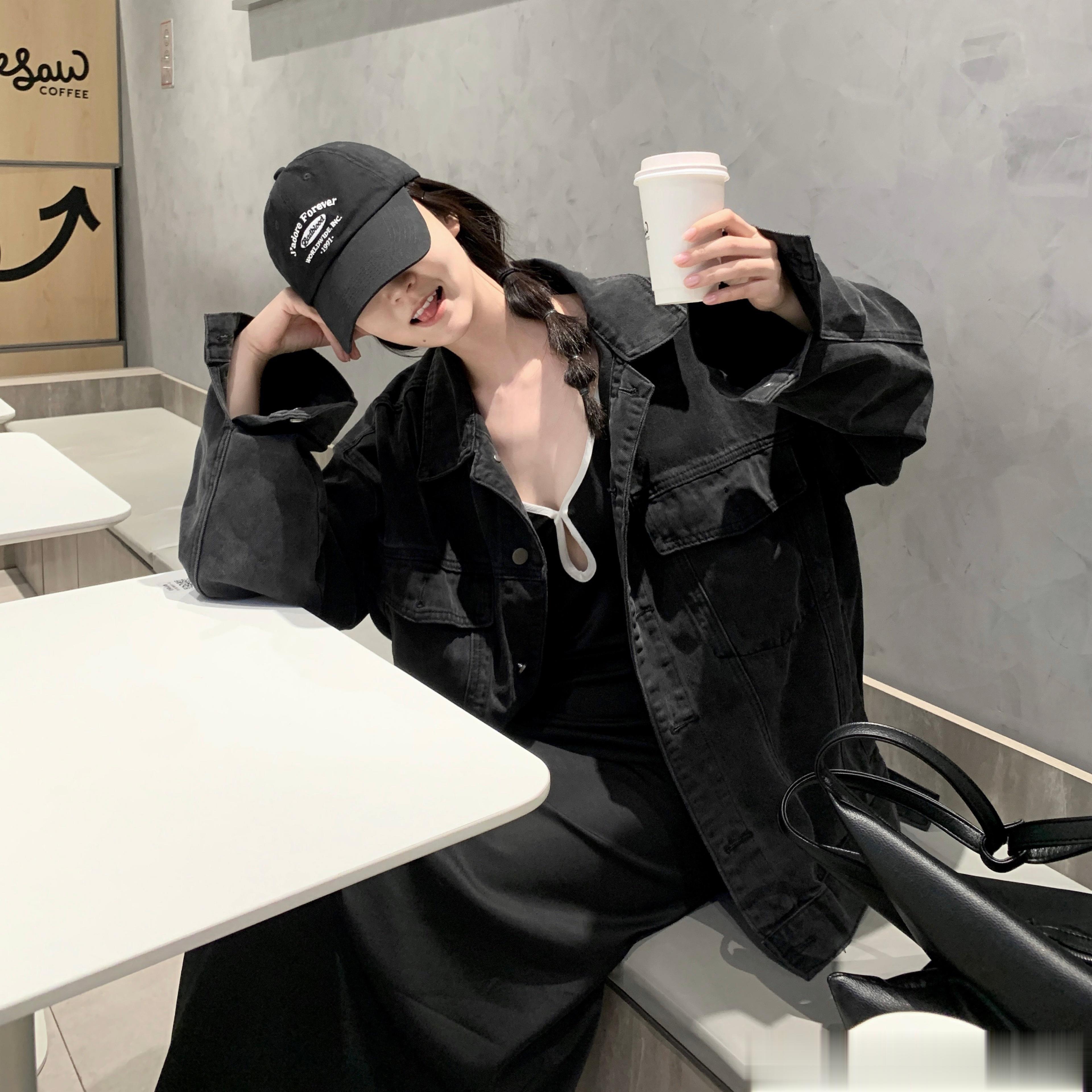 穿不腻的牛仔外套有一点做旧的深灰色不知道是我不合适 还是牛仔蓝的外套会很挑人 本