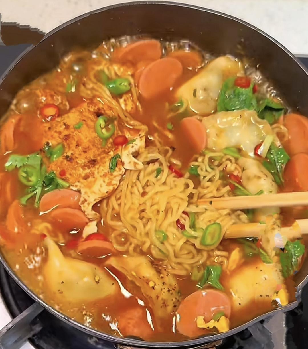 有喜欢吃泡面的吗
赶紧煮起来
好吃不胖
健康长寿
人间极品美味
你
值得拥有哦