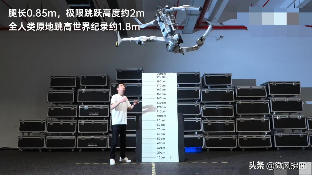 宇树超人机器人亮相，不少网友期待，机器人不必一味堆砌极限性能，希望可以早日落地。