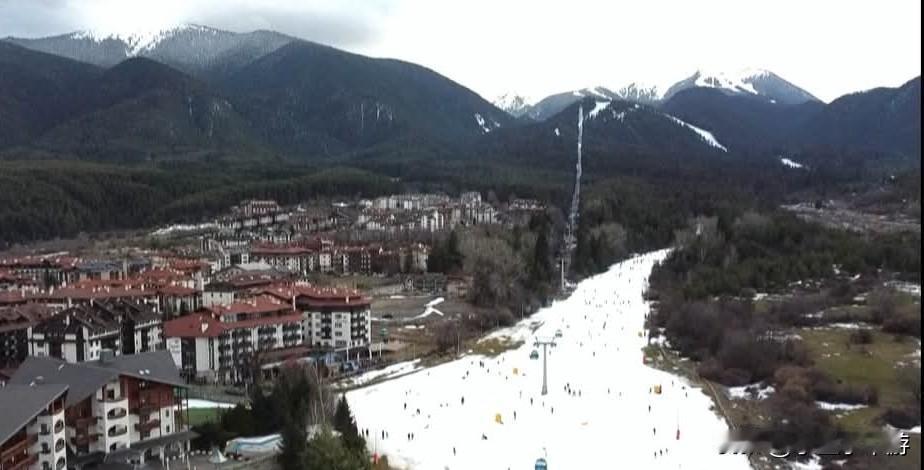 全球变暖导致冬季降雪减少，对世界各地的滑雪产业造成了冲击。东欧国家保加利亚的知名