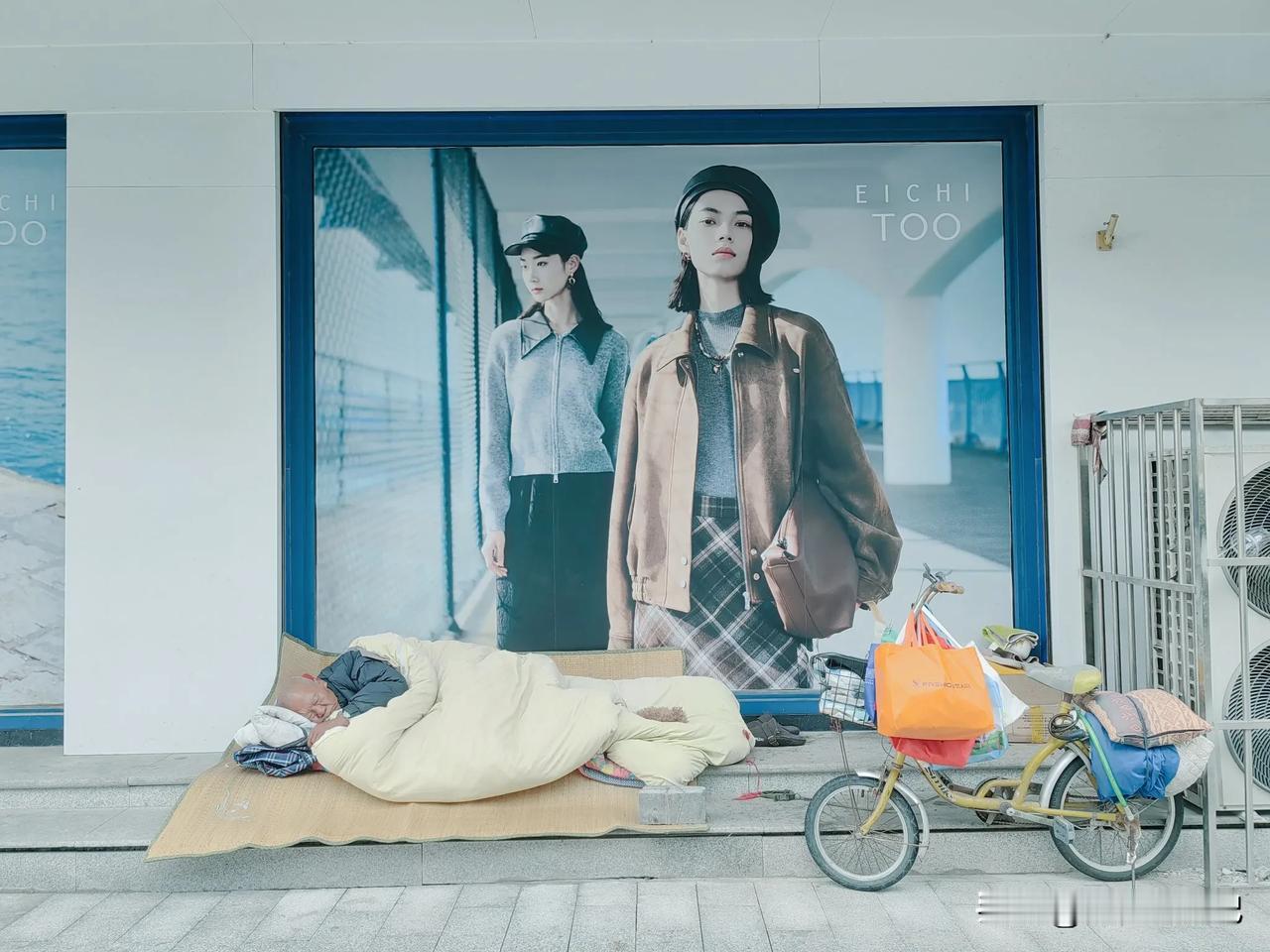 夏日生活打卡季时尚海报映照闹市，凉席薄被暂避风尘，这世间，一半光鲜亮丽，一半负重