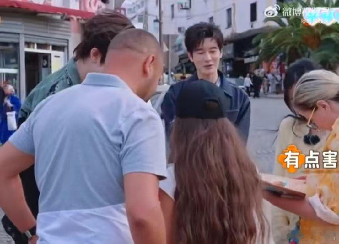 黄晓明[超话]黄晓明满眼透着羡慕看黄晓明回应沈月那段，真的好真实啊！满眼羡慕说 