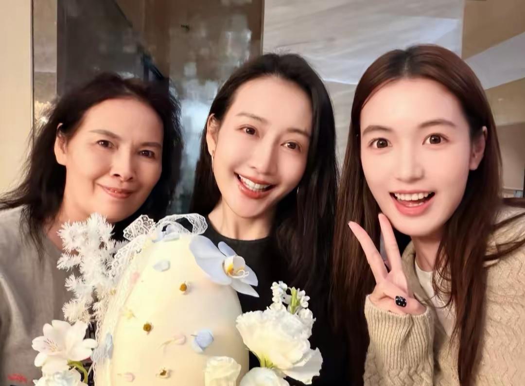 王鸥与妈妈妹妹同框画面惊艳动人！
10月29日，王鸥迎来43岁生日，妈妈妹妹同框
