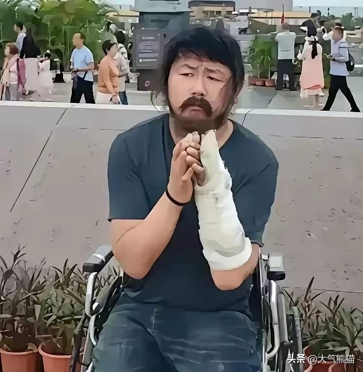 最近，关于慈善的话题热度挺高，但提到慈善不得不让人想到残疾人胡雷。
虽然他自己是