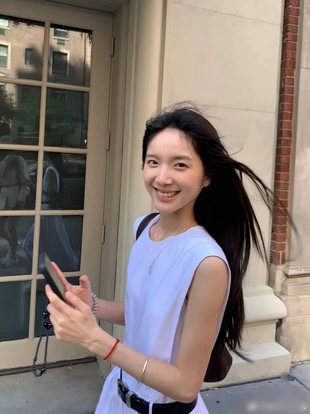 李思潼，一个该穿一辈子无袖的女人没见过抹胸装照片不知道肩颈线条怎么样，但肩膀头子