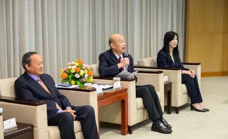 韩国瑜自嘲头发，总预算案还是没有过！
昨日（18日），蓝白联盟再次合作，成功阻止