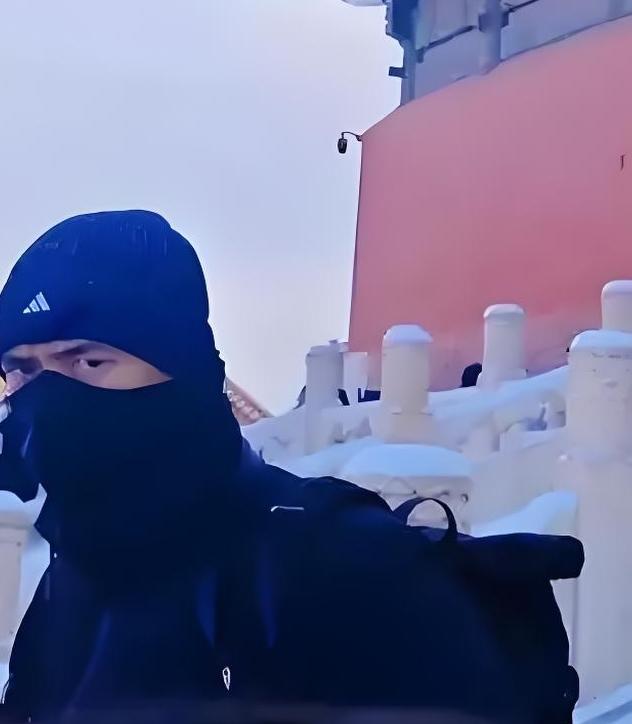 2025年12月12日，北京迎来初雪。次日，演员李现身着全黑休闲装，背着WAND