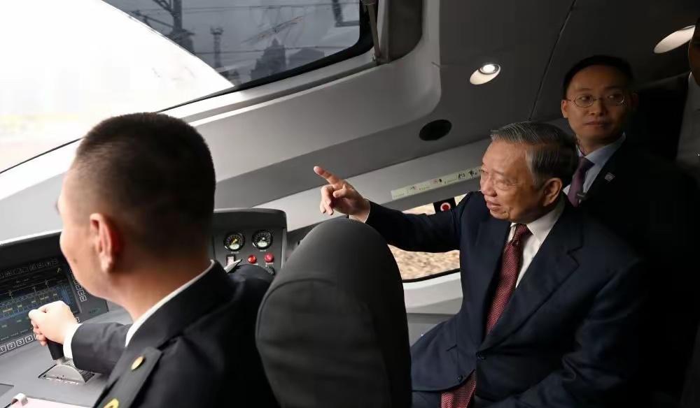 联合早报今天报道：“中国和越南领导人会面后，两国发布联合声明，提出将铁路合作作为