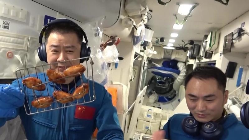 太空也能畅享“烧烤自由”啦！中国空间站“太空厨房”新添的热风烘烤机，让航天员品尝
