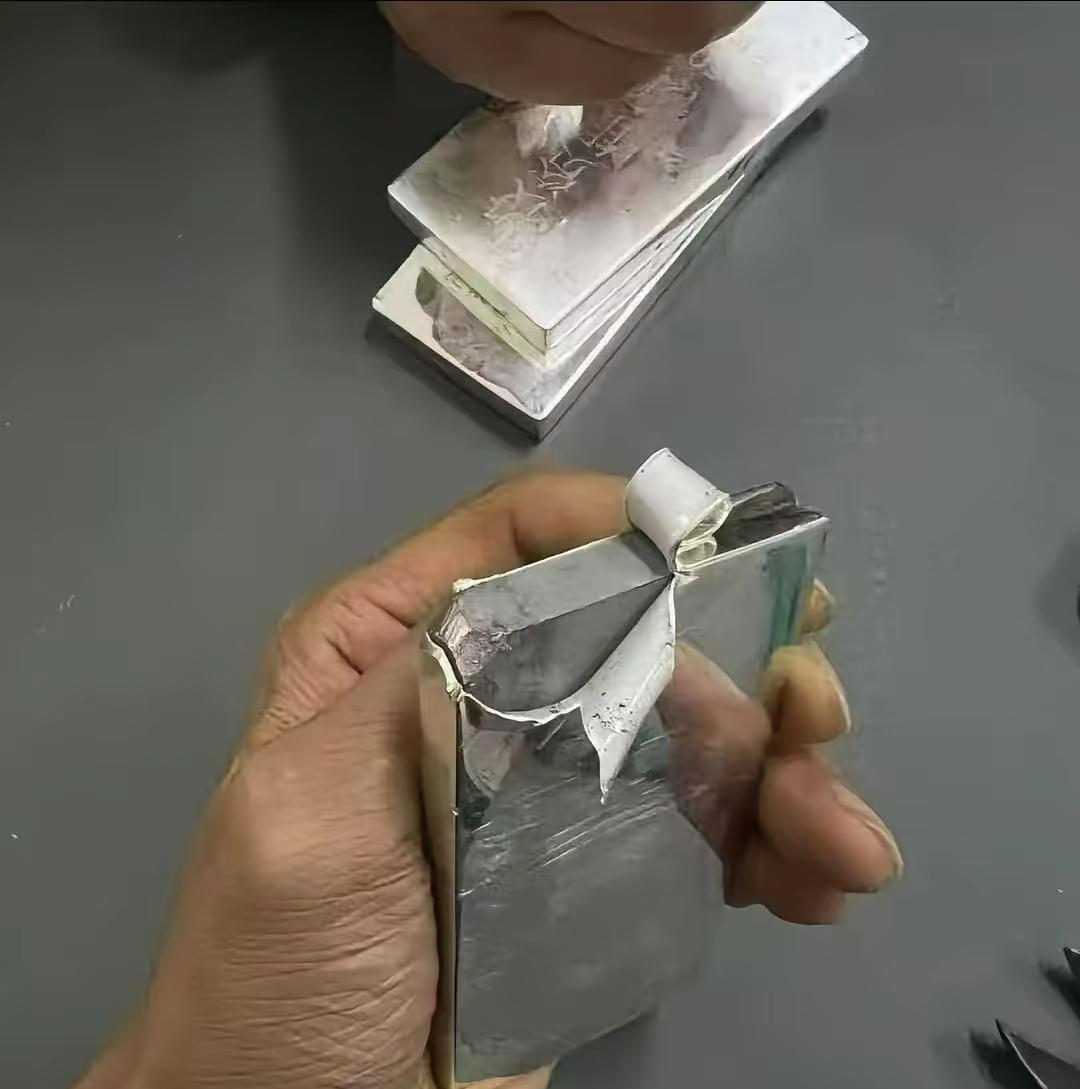 太坑人了，我一个朋友从一家实体店买了几块银砖，本打算买回家存着，等银再涨赚点差价