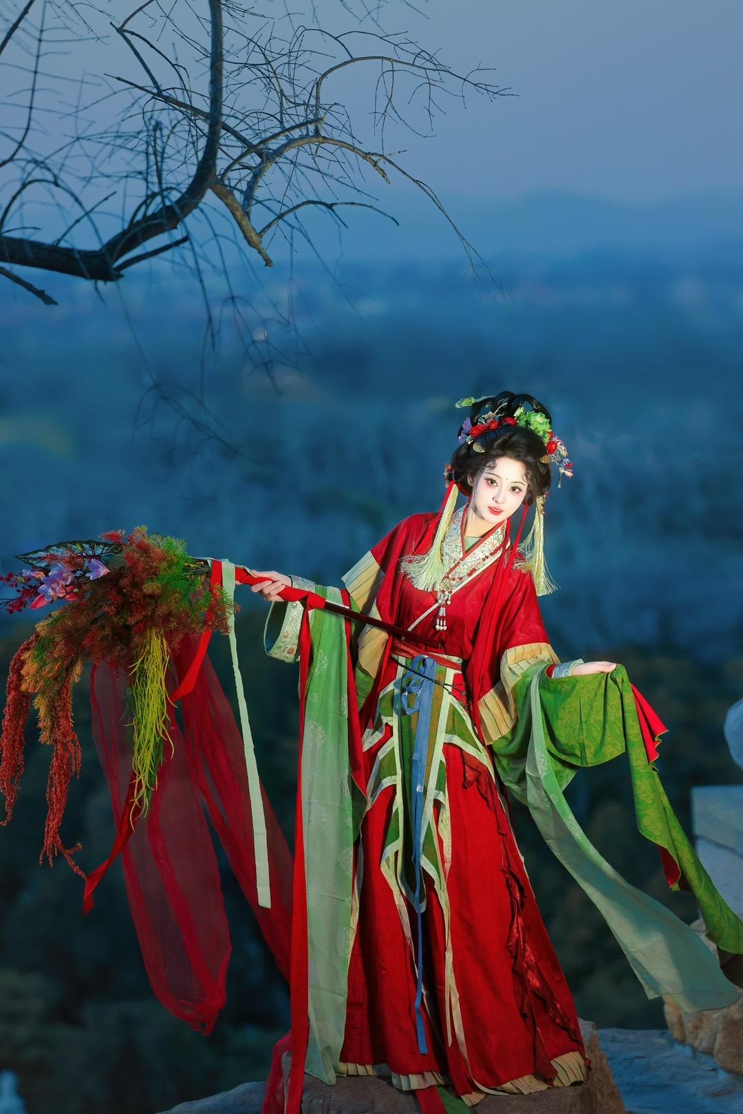 若非群玉山头见，会向瑶台月下逢。摄/后：我