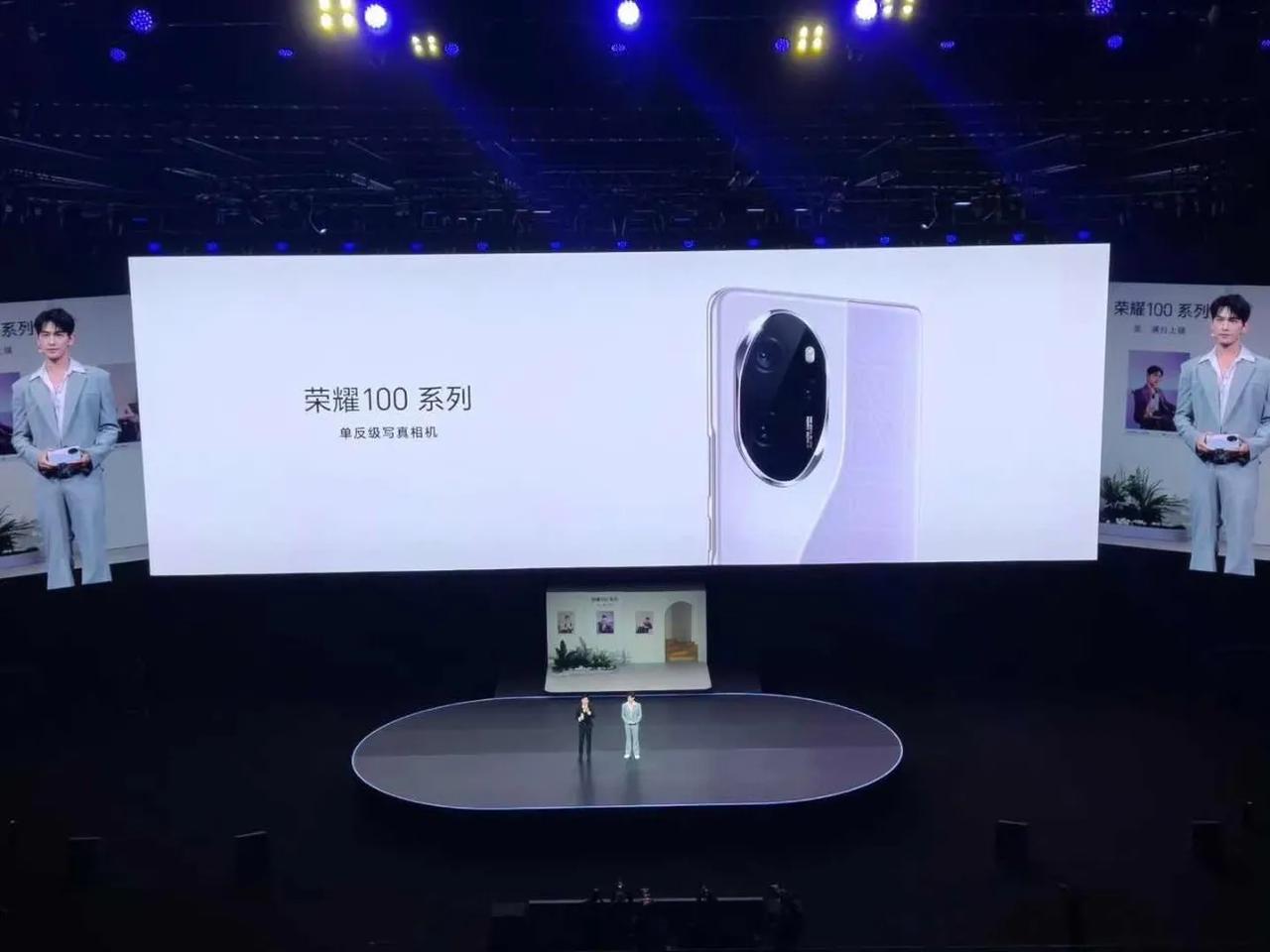 本以为华为回归已经够炸裂了，没想到荣耀还是留了一手。

今晚荣耀100系列正式发