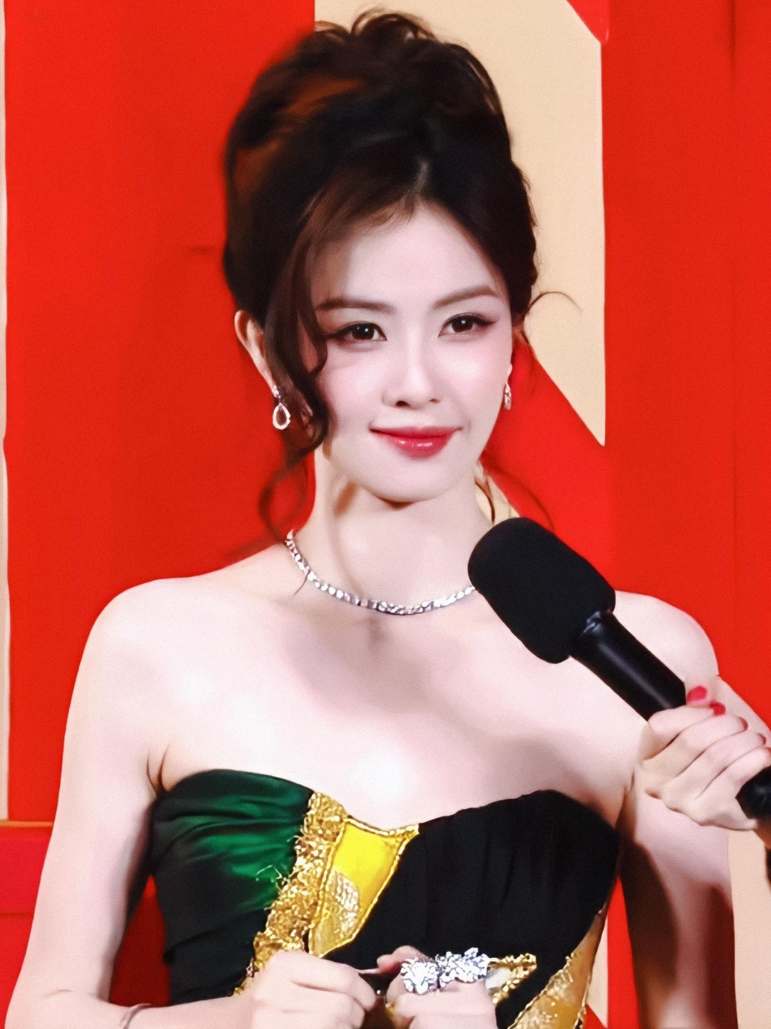 就这里这个表情。我真的词穷了。 