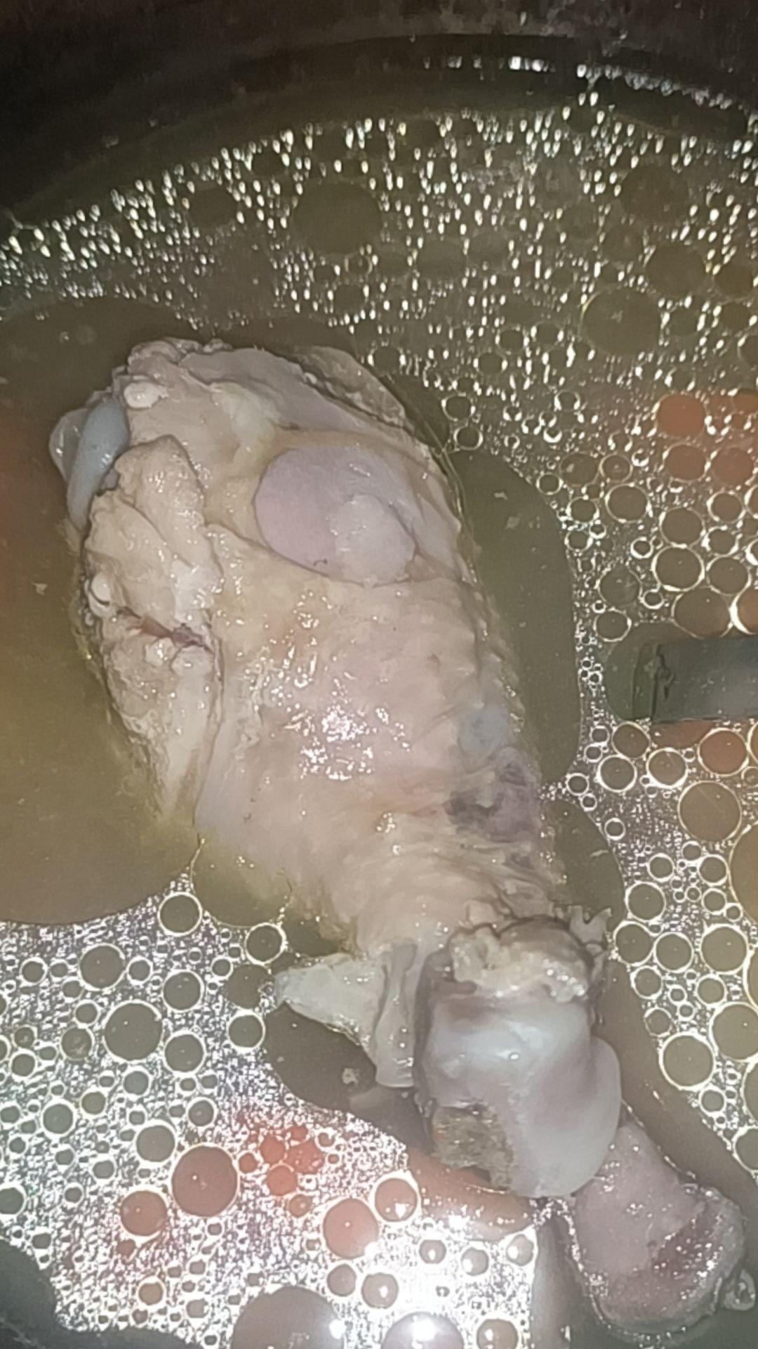 今天煮了两个鸡腿，吃了一个美味不可多贪！今天吃得很香甜