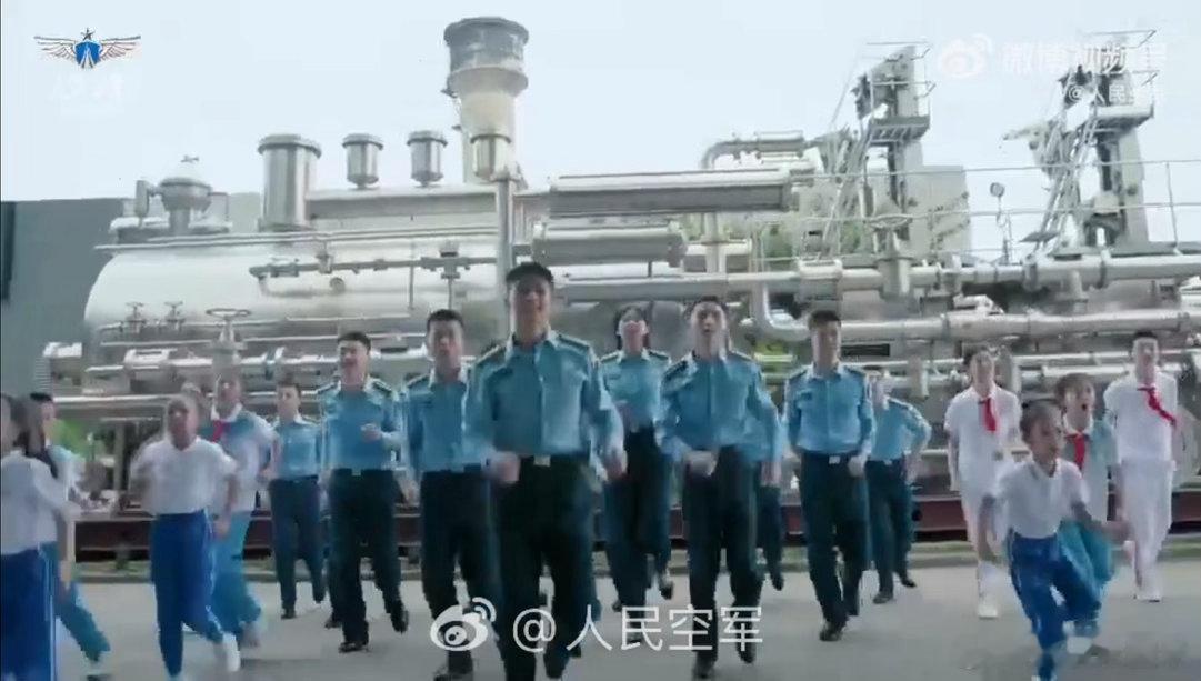 易烊千玺易烊千玺好青春的空军招飞曲🫡心怀凌云，逐梦蓝天，易烊千玺深情献唱，歌声