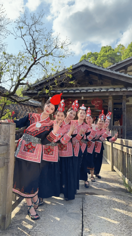 蓝盈莹我们畲族也有自己的女团蓝盈莹组了个畲族女团 赭红色编织流苏裙，两米长的大檐