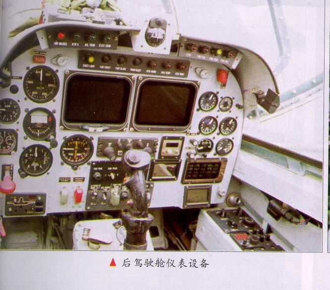 出口型教八的驾驶舱仪表板，相比国内版本的设计，全后舱在仪表板中央位置都增加了两个