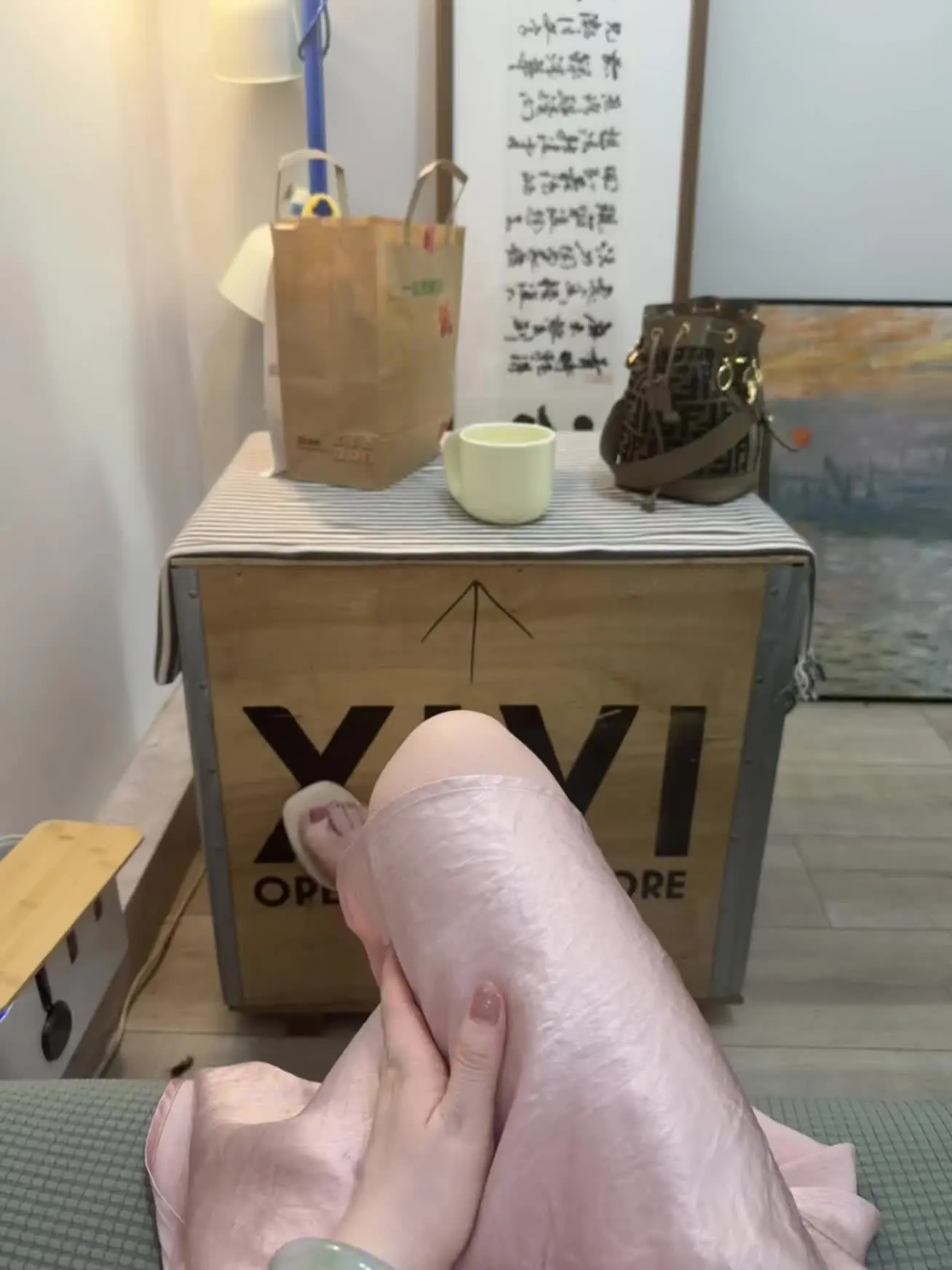 一点春心无限恨，罗衣印满啼妆粉。