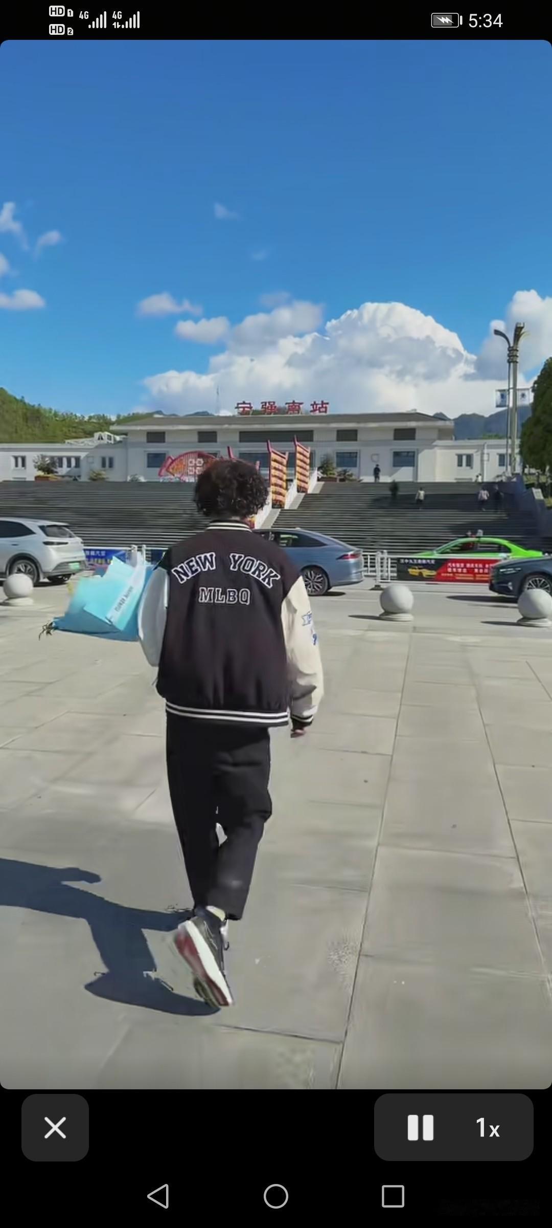 庞麦郎手捧鲜接之前主播助理“可达鸭”。以前合作过，现在庞麦郎翻红了，但一点没飘，