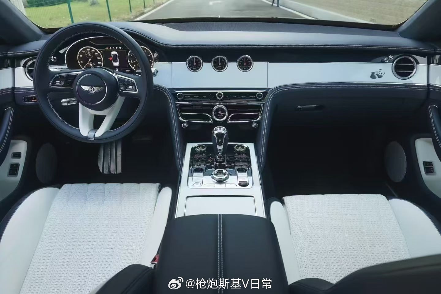 再来看看老登的内饰，不知道你们喜欢哪种风格的豪华感？ 