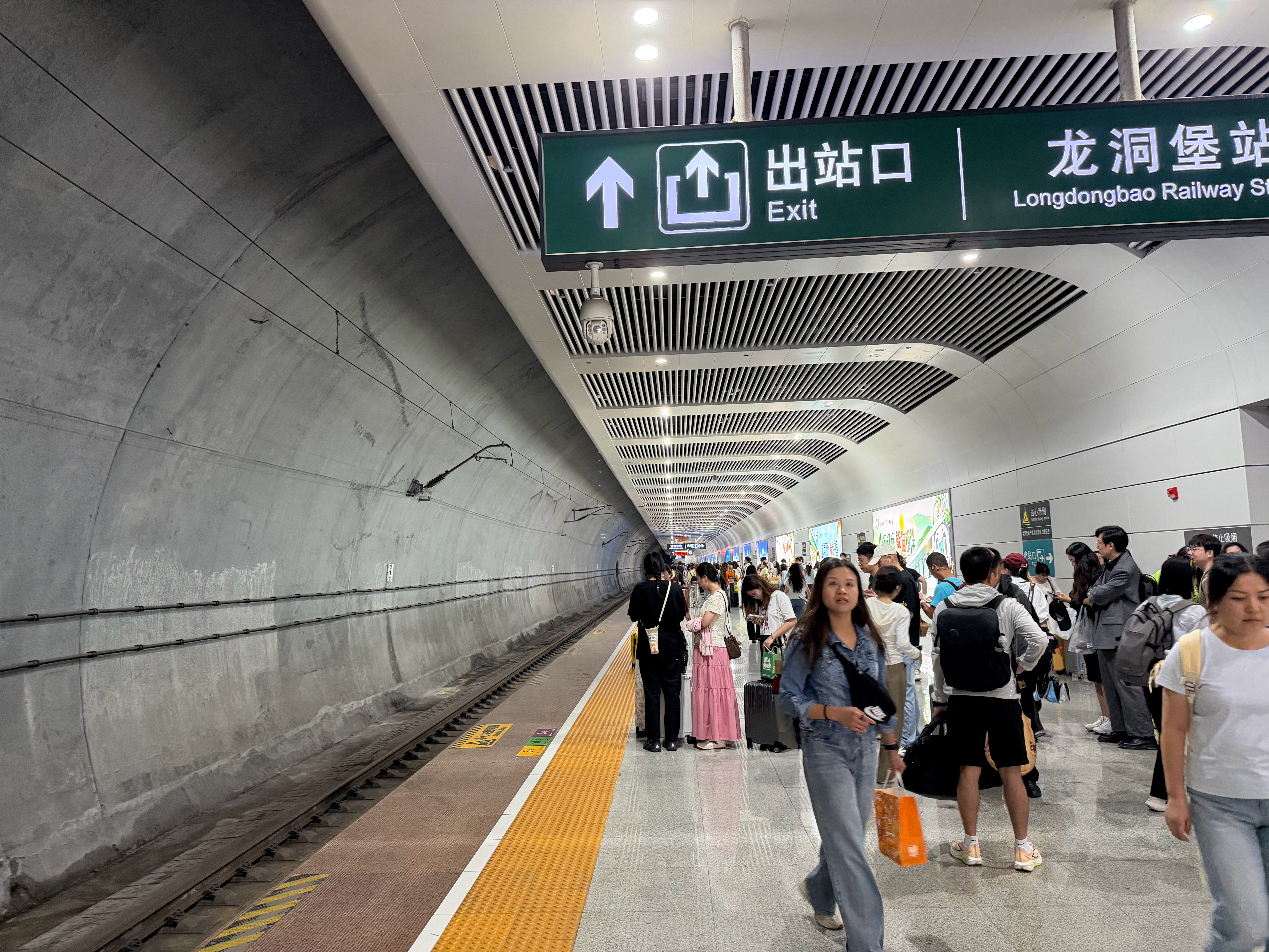 龙洞堡机场下面的高铁站，需要深入地下大概3个垂直扶梯，每个扶梯还很长，很深，跟名