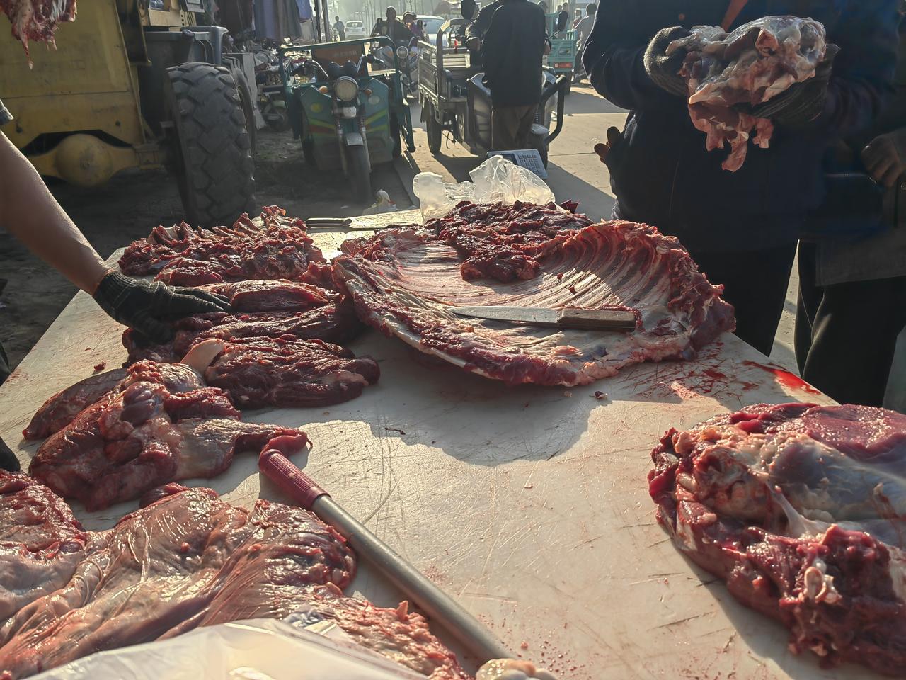 我们村养牛的比较多，贩牛的也比较多，就有人倒腾牛杀了卖肉，从中谋利。
有人从河间