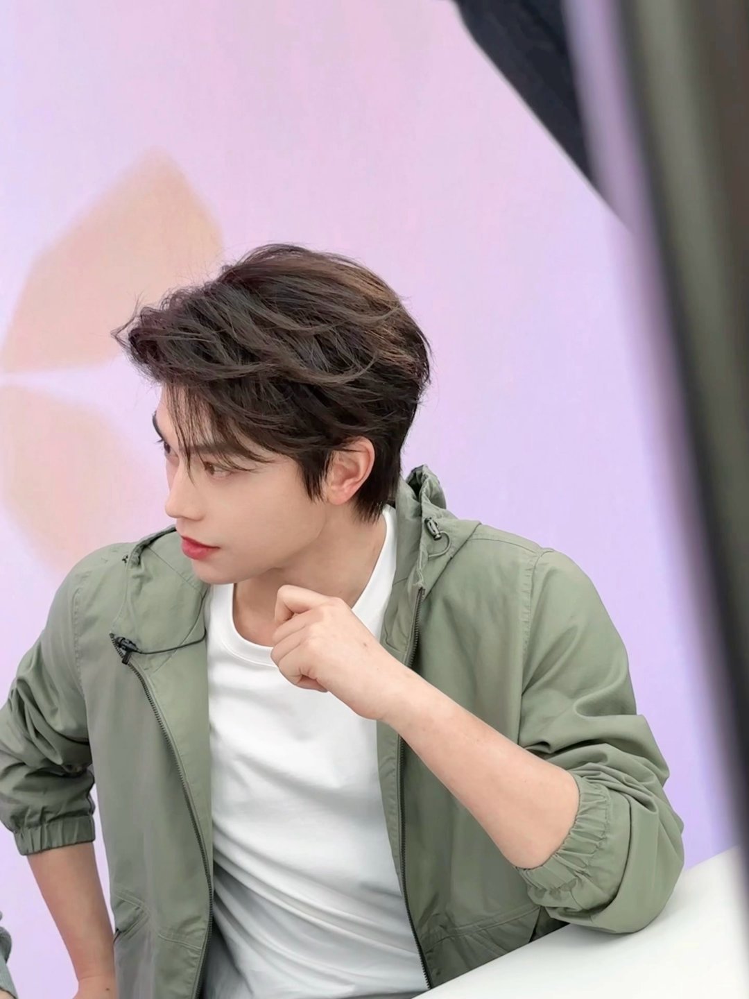 丁禹兮春天的絮语  丁禹兮三月live  丁禹兮春天的絮语，是绿色冲锋衣+白色内