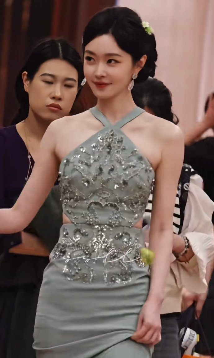 宋轶挂脖亮片绿裙宋轶阅文盛典造型宋轶把春日绿意穿在身上，亮片闪烁如露珠，温柔又高